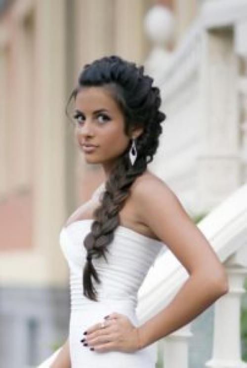 Прическа под платье с открытыми плечами. Прически к платью с открытыми плечами