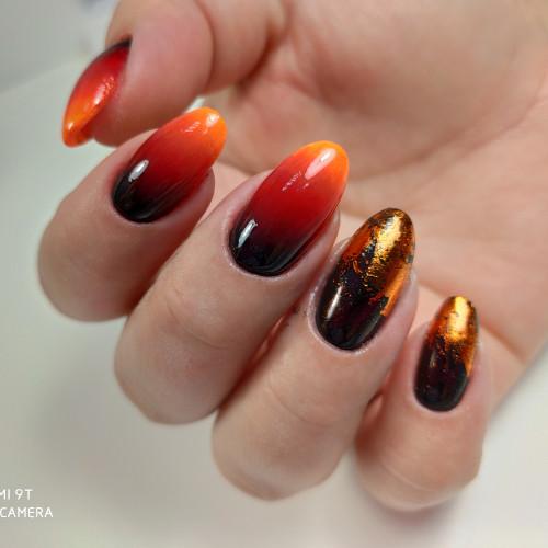 Маникюр с рисунком девушки. Яркий градиент в маникюре