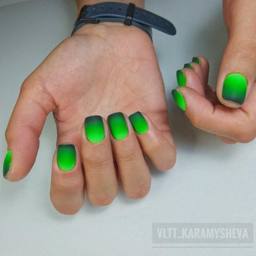 Маникюр с рисунком девушки. Яркий градиент в маникюре