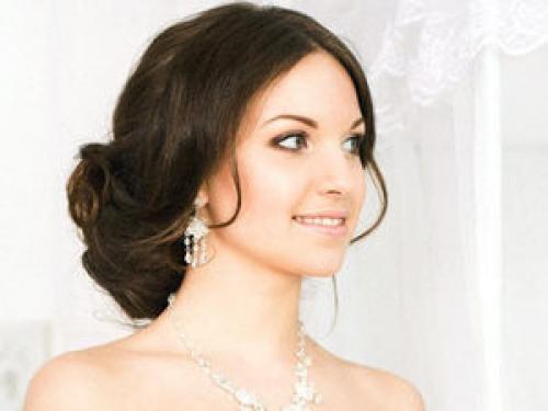 Какую причёску выбрать под платье с открытой спиной. Подбор прически под наряд с открытой спиной 33