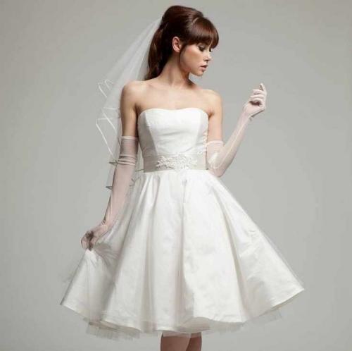 Прически для открытого декольте. Прически под платье разных фасонов. Учимся подбирать самый удачный вариант. Примеры сочетания прически с вырезом платья. 80 фото-идей красивых причёсок под платье