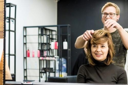 Причёска к платью с открытыми плечами на разные волосы. Прически под платье-пиджак с открытыми плечами, запахом. Фото 03