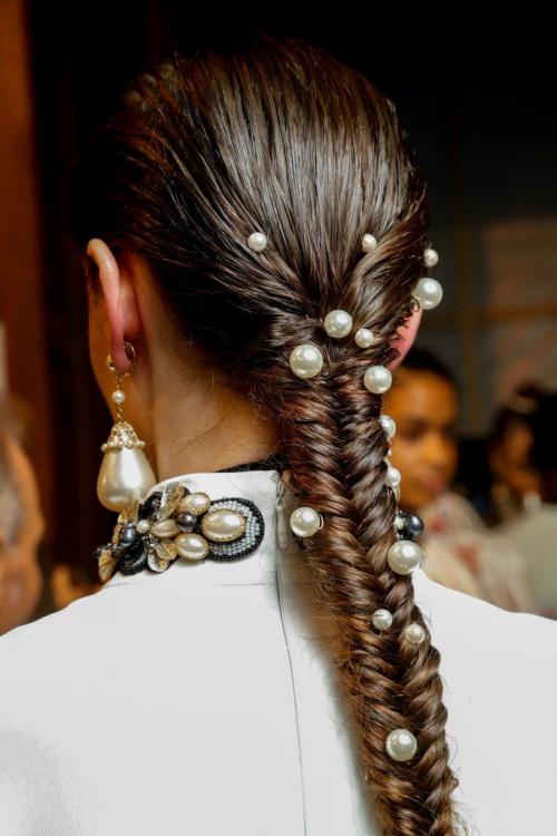 Как подобрать прическу на свадьбу. Красивые свадебные прически: фото на длинные, средние и короткие волосы