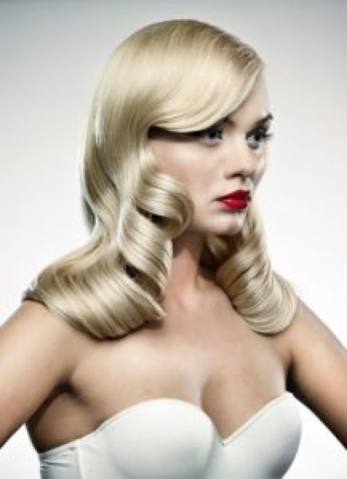 Прическа под платье с открытым декольте. Прически к платью с открытыми плечами