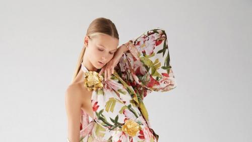 Как подобрать прическу к платью. Прическа под платье — лучшие сочетания и советы, как выбрать прическу под платье и платье под прическу (100 фото)