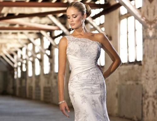 Прически под строгое платье. Фото причёсок под разные типы платьев с открытыми плечами