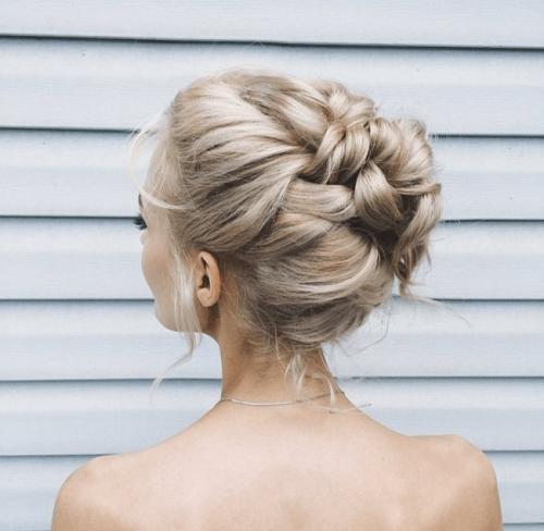 Прическа под длинное платье на короткие волосы. Фото причёсок под разные типы платьев с открытыми плечами