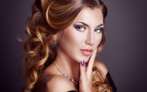 Как подобрать прическу к платью. Прически под платье разных фасонов. Учимся подбирать самый удачный вариант. Примеры сочетания прически с вырезом платья. 80 фото-идей красивых причёсок под платье