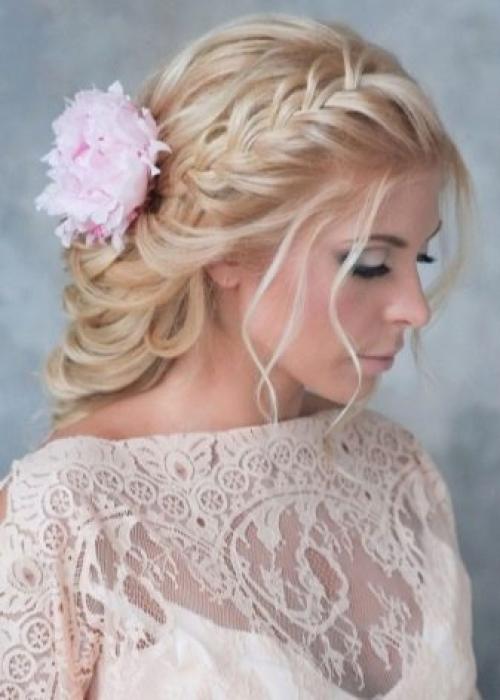 Как правильно подобрать прическу к платью. Прически под платье разных фасонов. Учимся подбирать самый удачный вариант. Примеры сочетания прически с вырезом платья. 80 фото-идей красивых причёсок под платье 17 Как правильно подобрать прическу к платью. Прически под платье разных фасонов. Учимся подбирать самый удачный вариант. Примеры сочетания прически с вырезом платья. 80 фото-идей красивых причёсок под платье 17