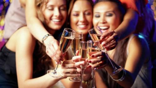 Прическа под платье разных фасонов. Красивые причёски под платье: правильно создаём стильный образ