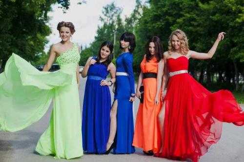 Сочетание платья и прически. Прически под платье разных фасонов. Учимся подбирать самый удачный вариант. Примеры сочетания прически с вырезом платья. 80 фото-идей красивых причёсок под платье