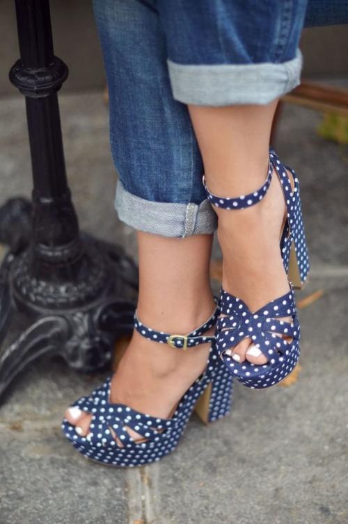 С чем носить синие туфли