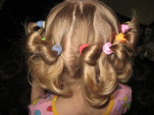 Простые прически для малышек 2 года. 12 простых причесок доченьке в садик