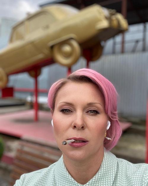 Певица с розовыми волосами российская. Звёзды, которые в этом году удивили всех розовыми волосами: Зоя Бербер, Анастасия Решетова, Кончита Вурст и другие