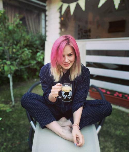 Певица с розовыми волосами российская. Звёзды, которые в этом году удивили всех розовыми волосами: Зоя Бербер, Анастасия Решетова, Кончита Вурст и другие