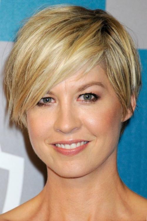 Модные стрижки 2021 женские с челкой. Виды челок