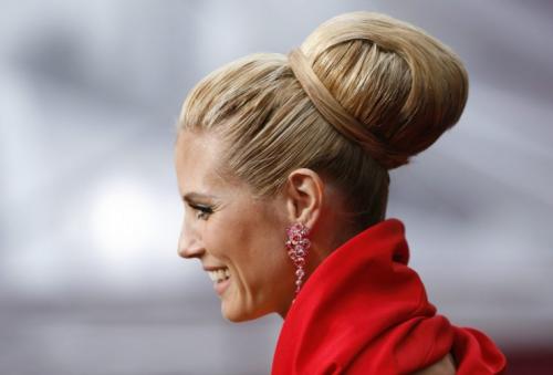 Высокие прически на средние волосы с челкой. Высокие прически — актуальные модели и стильные решения 2019 года. Обзор лучших решений стилистов (140 фото + видео)