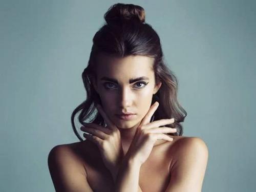 Прически на средние волосы на каждый день. Повторяйте за нами: быстрые и красивые прически