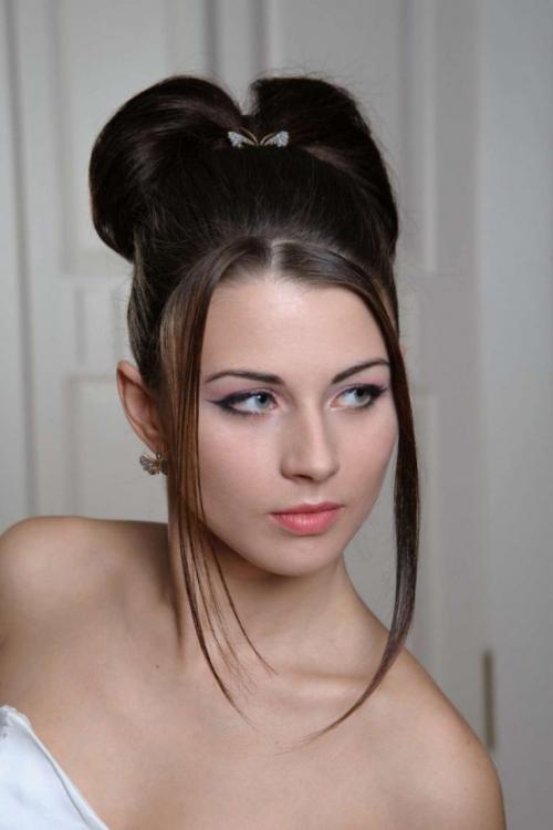 Высокие прически на средние волосы с челкой. Высокие прически — актуальные модели и стильные решения 2019 года. Обзор лучших решений стилистов (140 фото + видео)