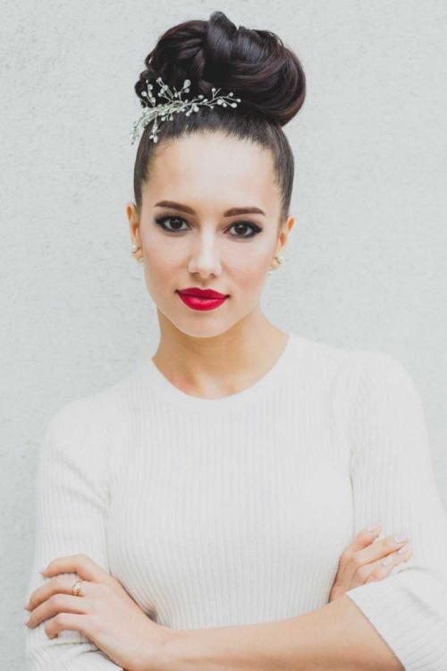 Высокие прически на средние волосы с челкой. Высокие прически — актуальные модели и стильные решения 2019 года. Обзор лучших решений стилистов (140 фото + видео)