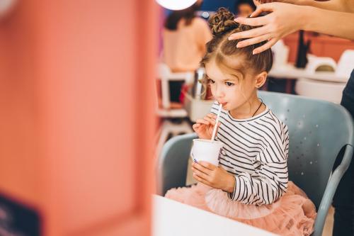 Как выбрать подходящую прическу для девочки с средними волосами