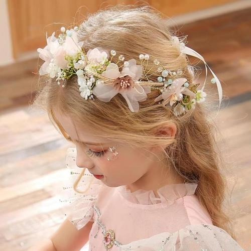 Легкие и простые прически для девочек в марте 2024 года 01