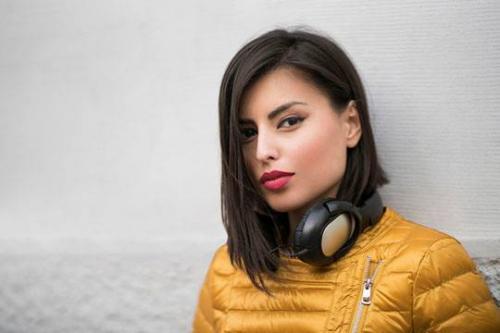 Каре на полное лицо с челкой. Виды каре, подходящие для круглого лица