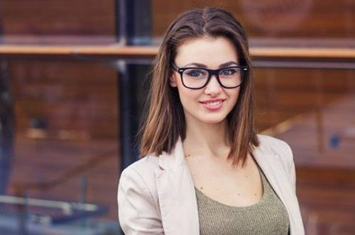 Каре на полное лицо с челкой. Виды каре, подходящие для круглого лица