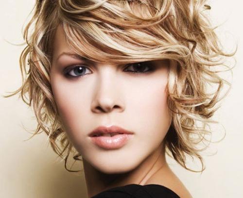 Короткая стрижка на волнистые волосы. Короткие стрижки на вьющиеся волосы