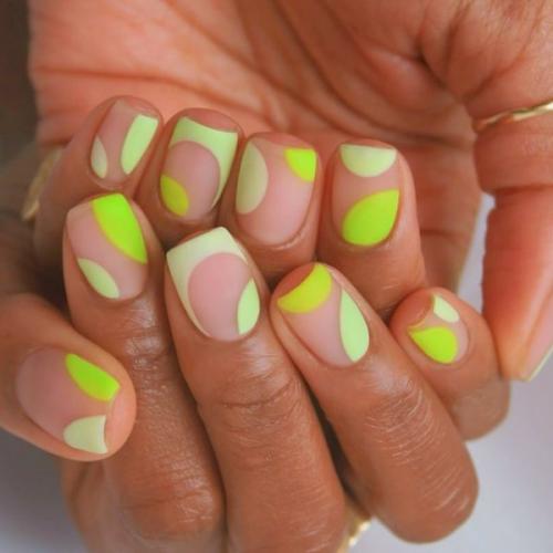 Маникюр на короткие ногти разные цвета. Дизайн на короткие ногти: тенденции и новинки 2023