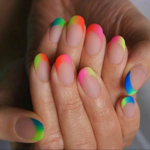 Маникюр на короткие ногти разные цвета. Дизайн на короткие ногти: тенденции и новинки 2023