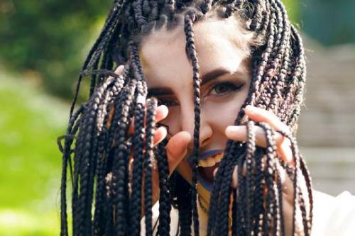 Можно ли делать косички на очень коротких волосах, и какие варианты подходят. Какие виды афрокосичек можно сделать на короткие волосы?