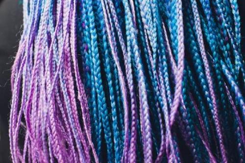 Можно ли делать косички на очень коротких волосах, и какие варианты подходят. Какие виды афрокосичек можно сделать на короткие волосы?