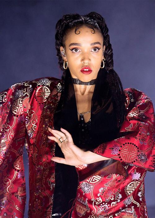 Косичка на бок: стильная прическа для девочки 03