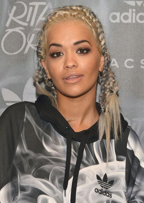 Косичка на бок: стильная прическа для девочки 01