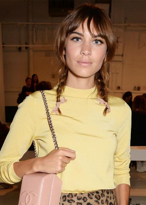 Косичка на бок: стильная прическа для девочки 07