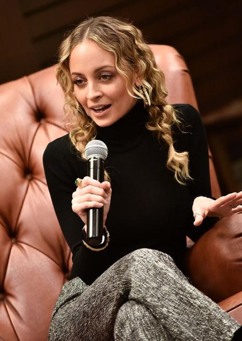 Косичка на бок: стильная прическа для девочки 09