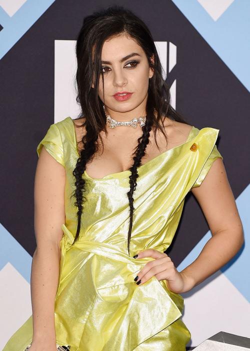 Косичка на бок: стильная прическа для девочки 05