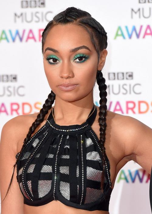 Косичка на бок: стильная прическа для девочки 08