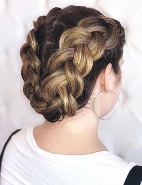 Стильная косичка по кругу: красивая причёска для девочек 09