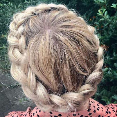 Стильная косичка по кругу: красивая причёска для девочек 06