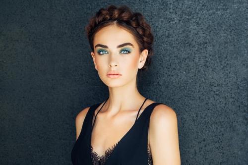 Какие советы по созданию косички по кругу подходят для разных типов волос. Кому подходит такое плетение