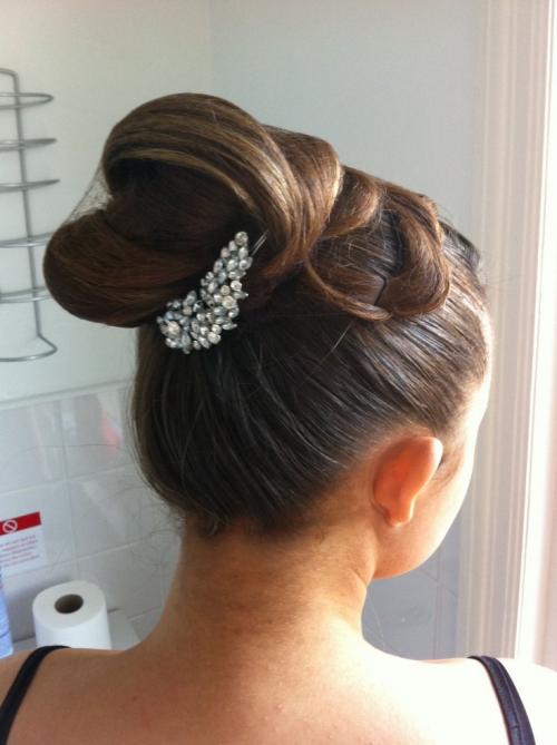 Какие современные тенденции в прическах для бальных танцев. Бальные прически: мастер-класс создания стильных и оригинальных моделей причёсок своими руками (95 фото и видео)