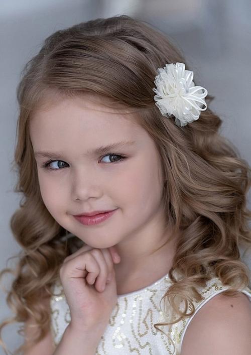 Детские простые прически для девочек 2022. Простые прически в школу 32