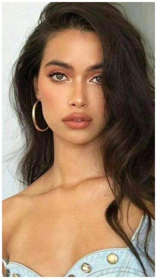 Могу ли я сделать вечернюю прическу на бок самостоятельно дома. Прически на одну сторону: праздничные и повседневные идеи для женщин разного возраста