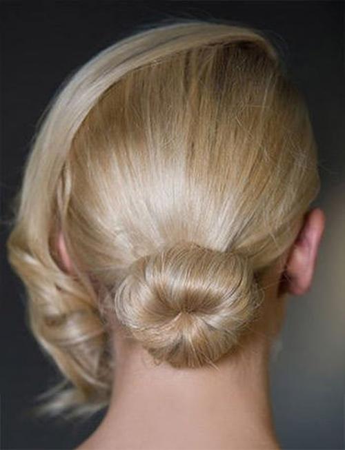 Какие варианты вечерних причесок на бок существуют для разных длине волос. Прически на бок с локонами