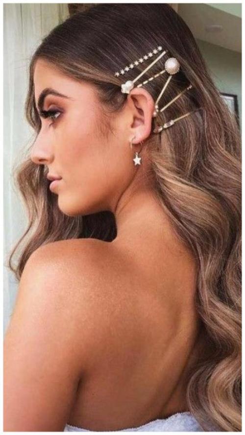 Как сделать причёску на бок, чтобы она выглядела опрятно весь день. Прически на одну сторону: праздничные и повседневные идеи для женщин разного возраста