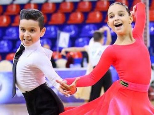 Прически для девочек на бальные танцы. Прически для тех, кто занимается бальными танцами 11