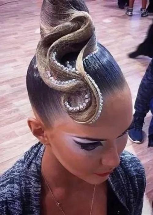 Прически для девочек на бальные танцы. Прически для тех, кто занимается бальными танцами 13