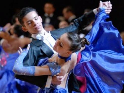 Прически для девочек на бальные танцы. Прически для тех, кто занимается бальными танцами 10